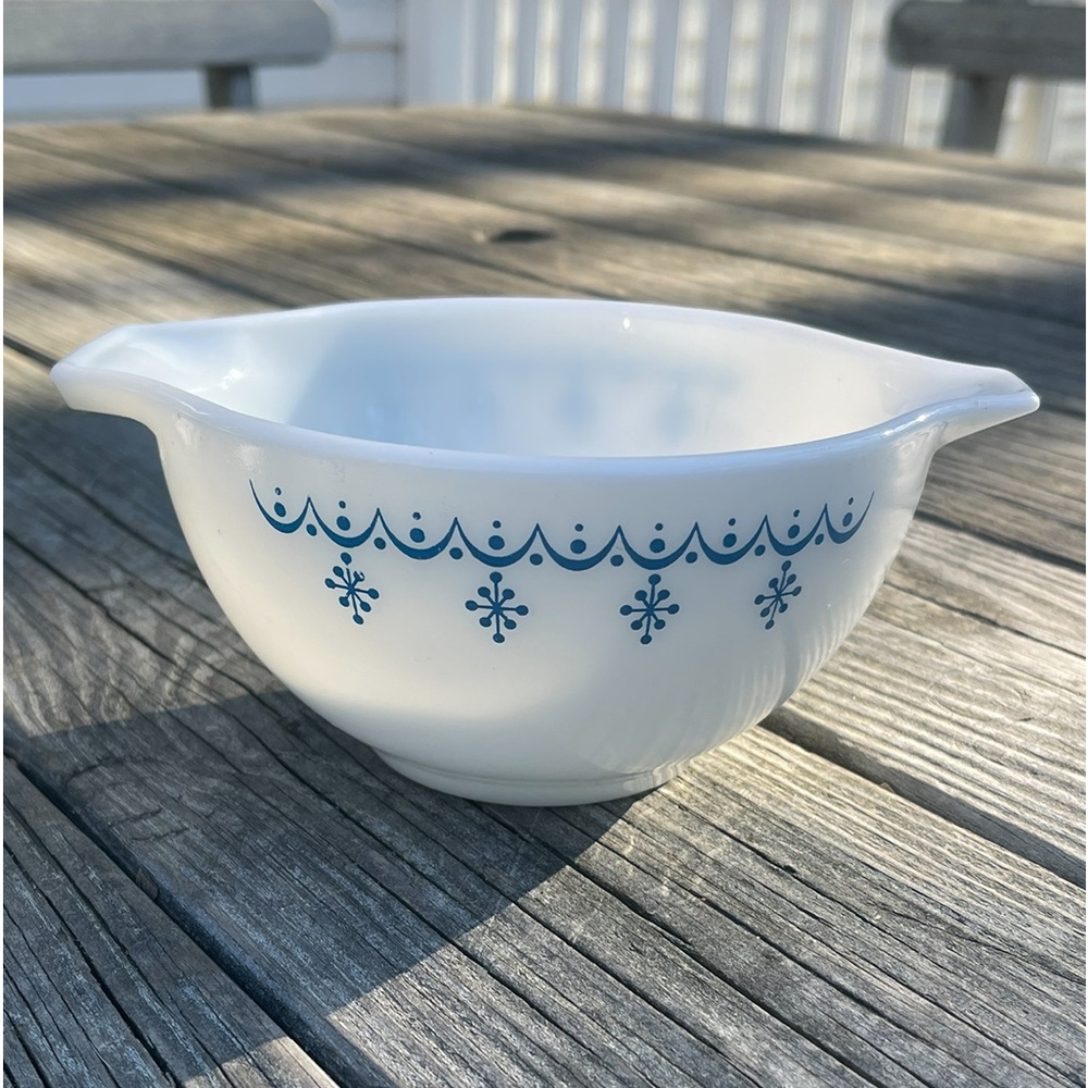 Vintage Pyrex Snowflake Blue Garland cinderella mixing bowl 1. 1/2 pt